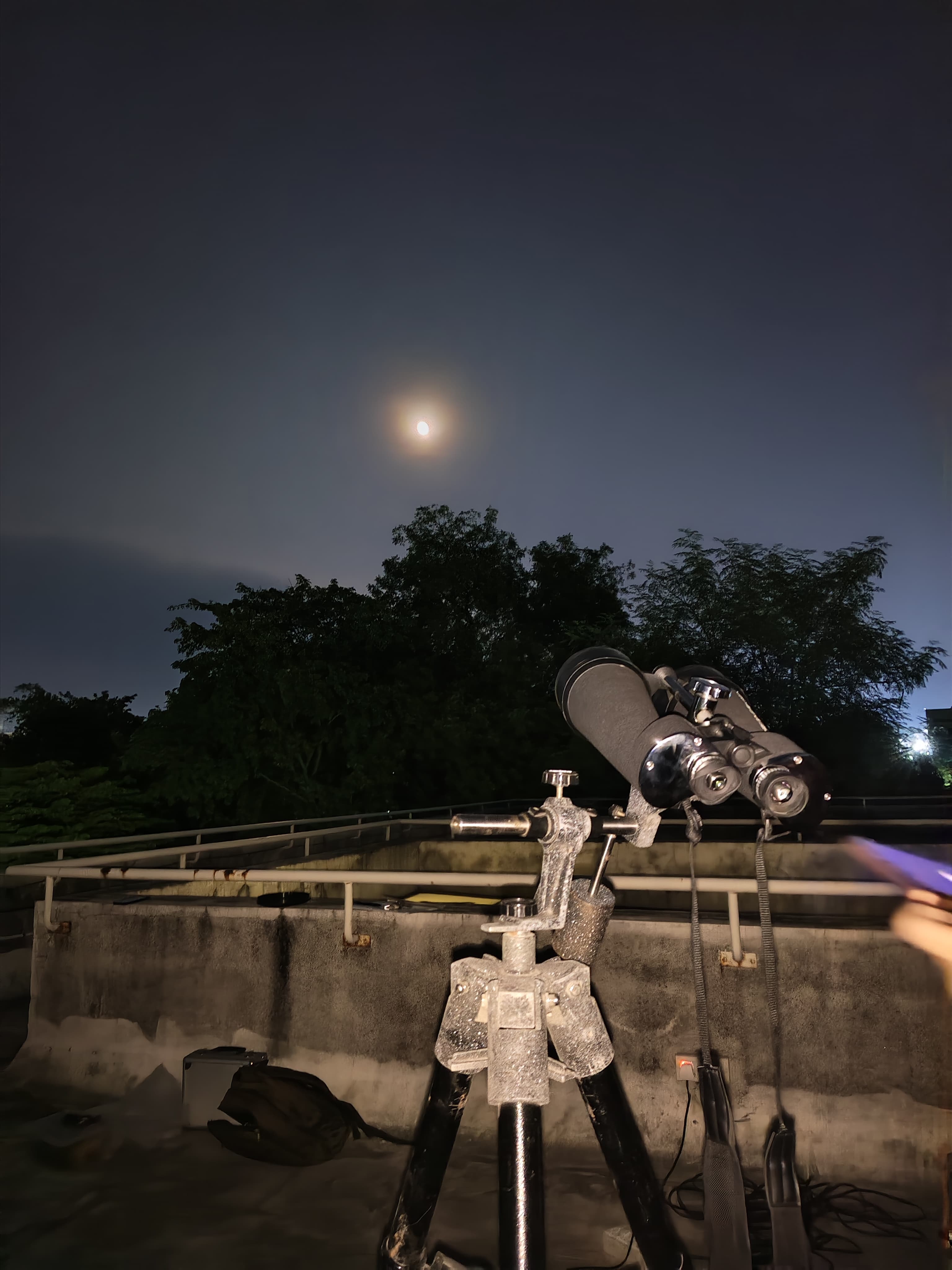 Binocular arrangement with stand focusing the moon