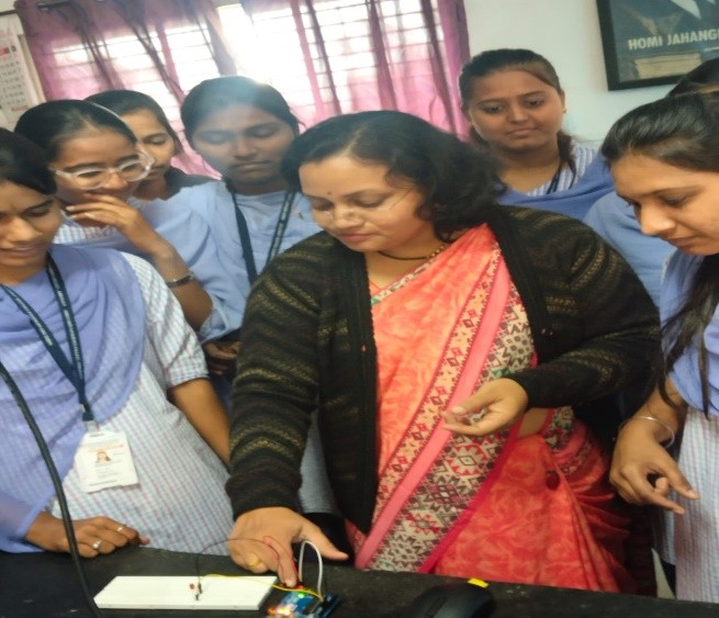 Teacher explaining assembling of the Arduino kit.