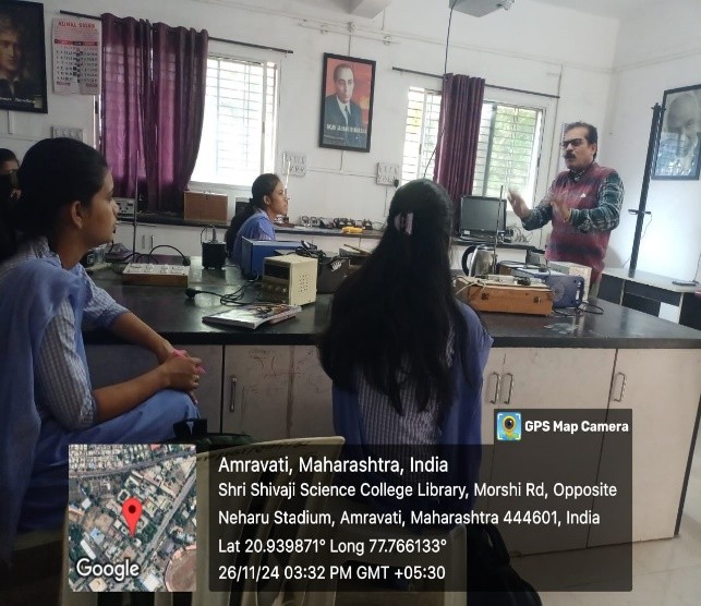 Teacher explaining assembling of the Robo.