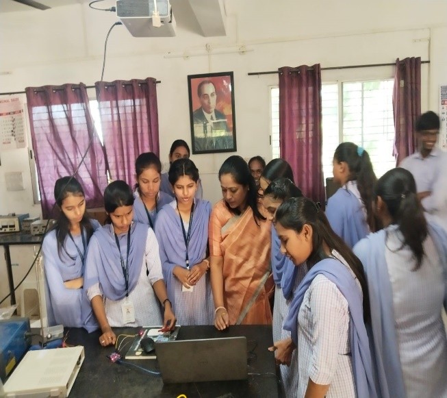 Teacher explaining assembling of the Robo.