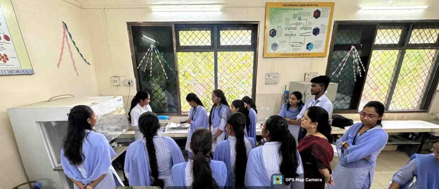 Students noting symptoms of external fungal infections on fishes 