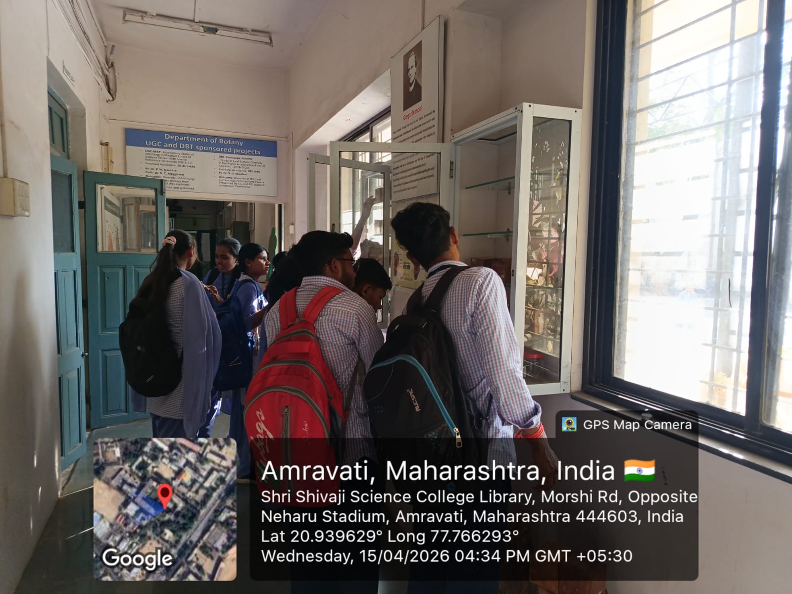 Students visit to see wood gallary