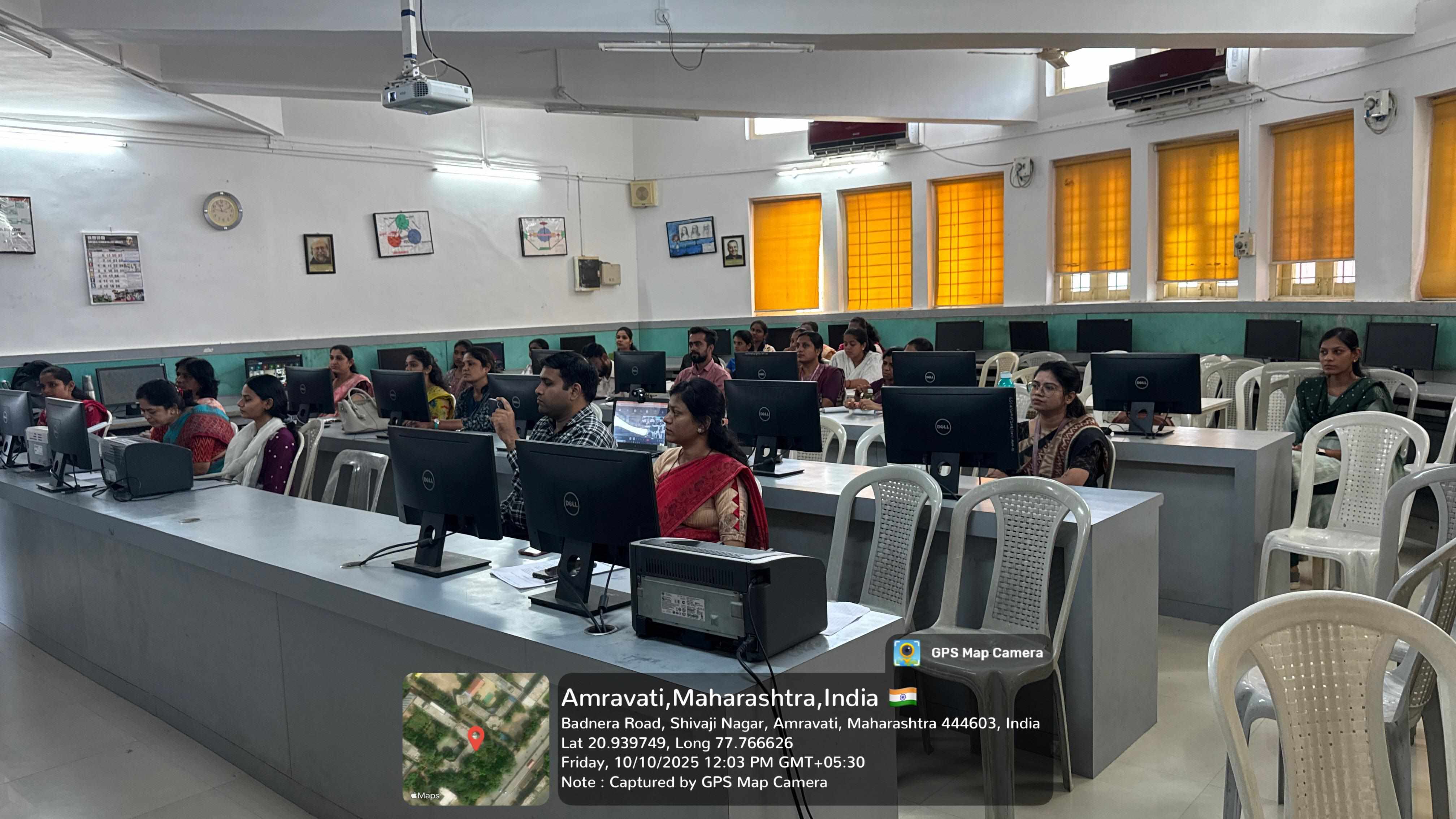 Teachers engaging in hands on practice of modern pedagogical tools