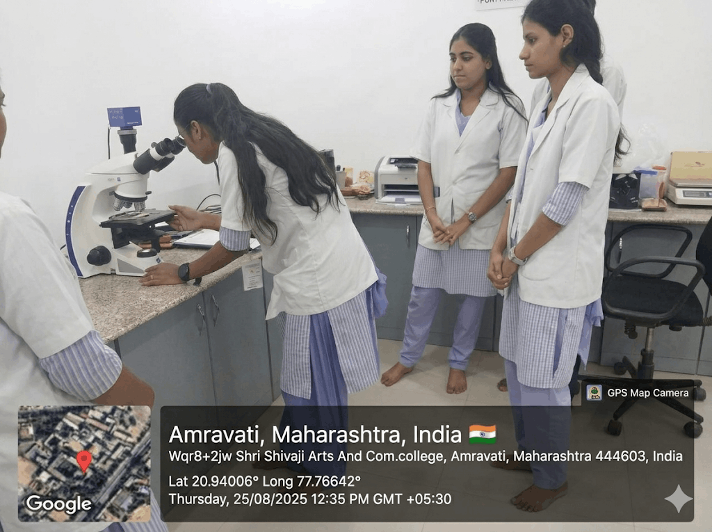 Demonstration of phase contrast microscopy by expert from CIC.