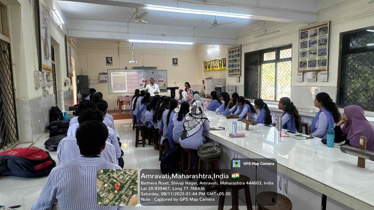 Dr. Wagh presentating his lecture among student participants