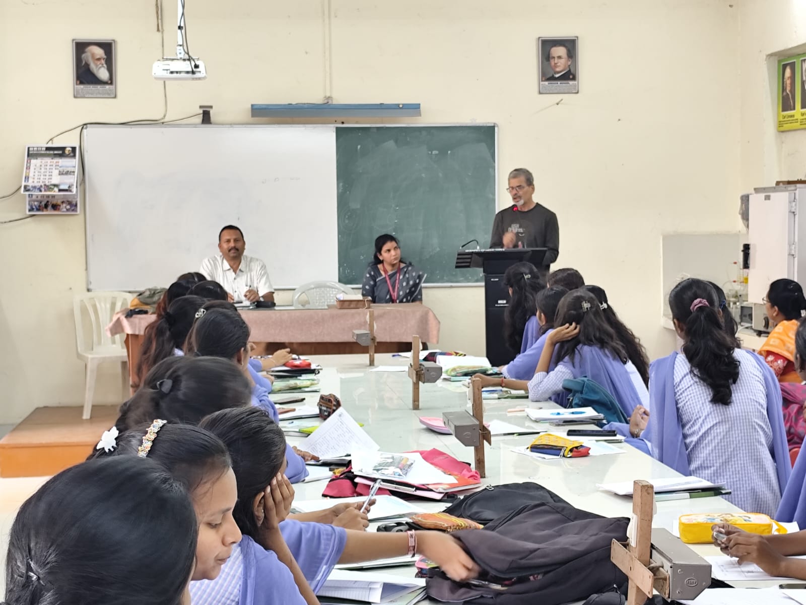 Sh. Sharad Apte  sharing his work on Bird calling with student participants.