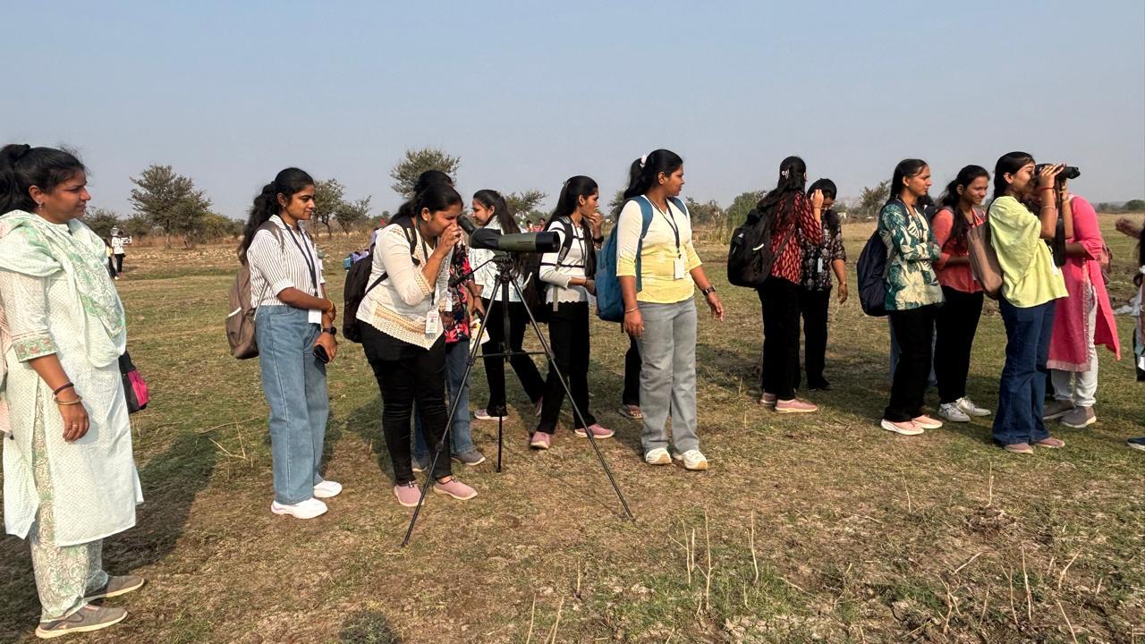 Students observing the avian fauna with the help of binoculars.