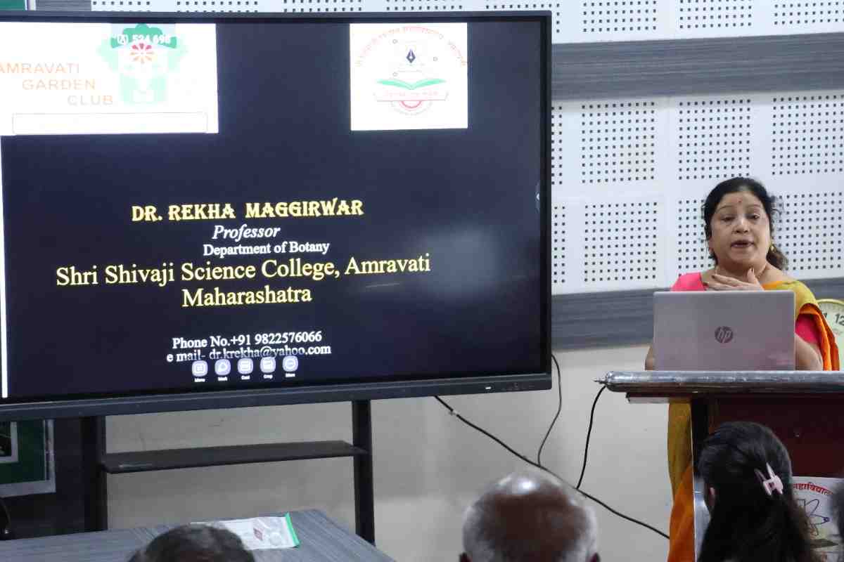 Dr. Maggirwar madam delivering lecture