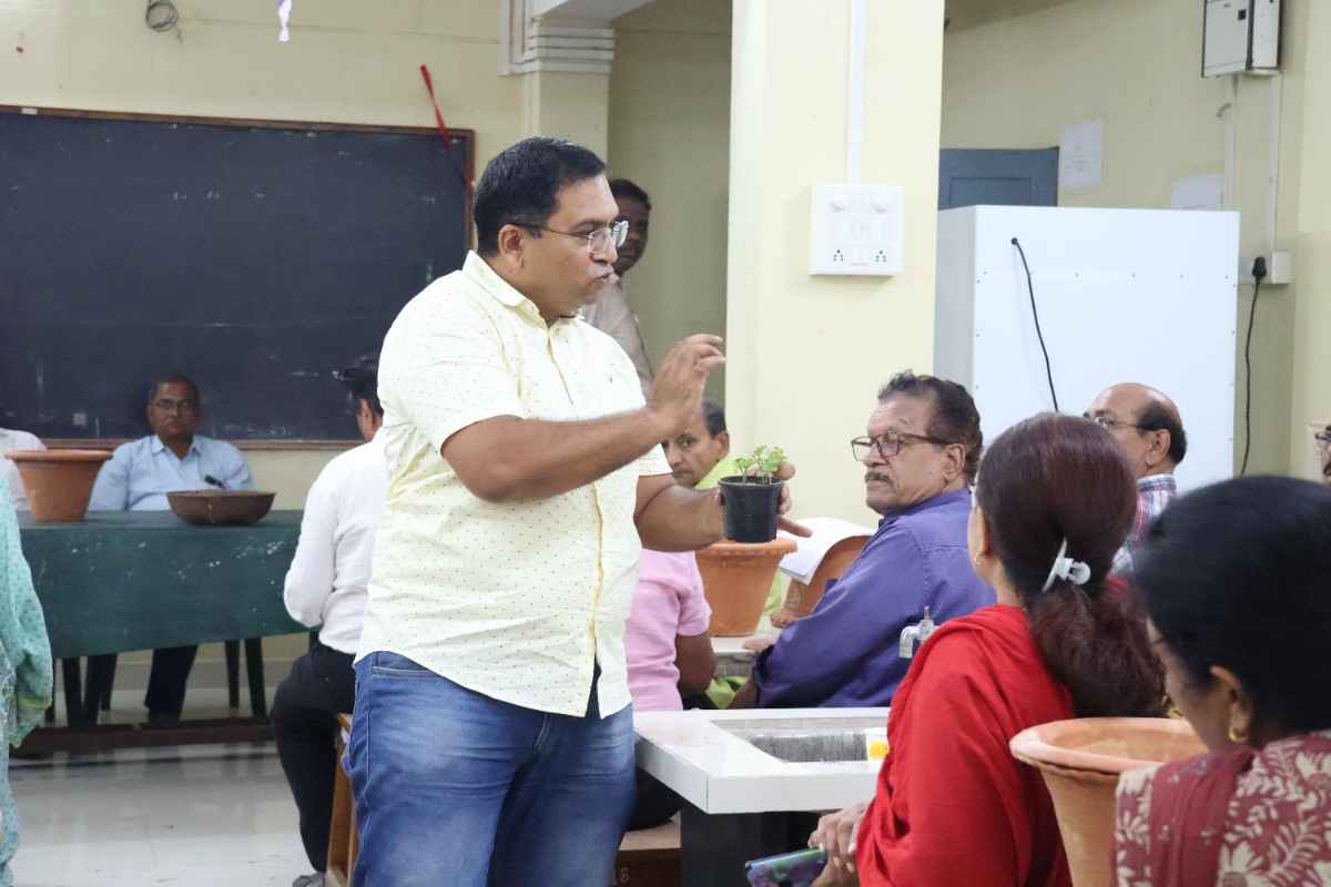 participants discussion with expert