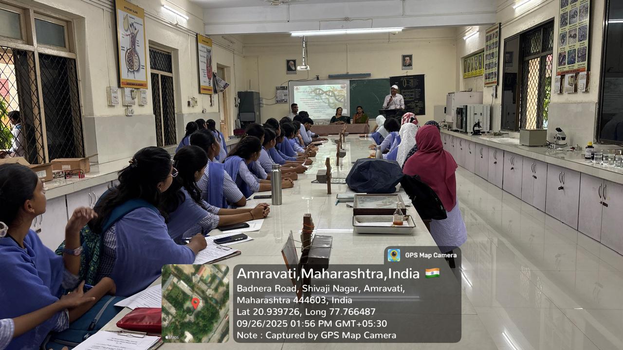 Dr. G. A. Wagh briefing the student participants about the activity