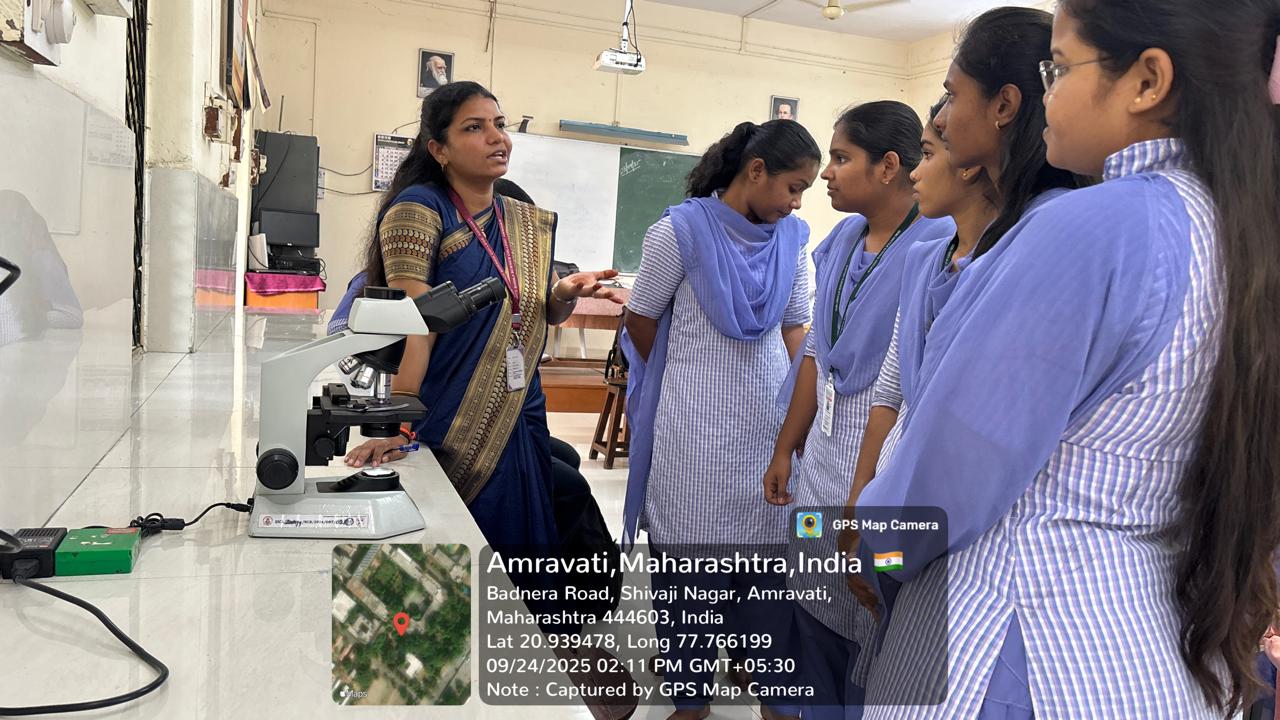 Dr. A. R. Rajoria, explaining the different Leucocytes present in the prepared slide