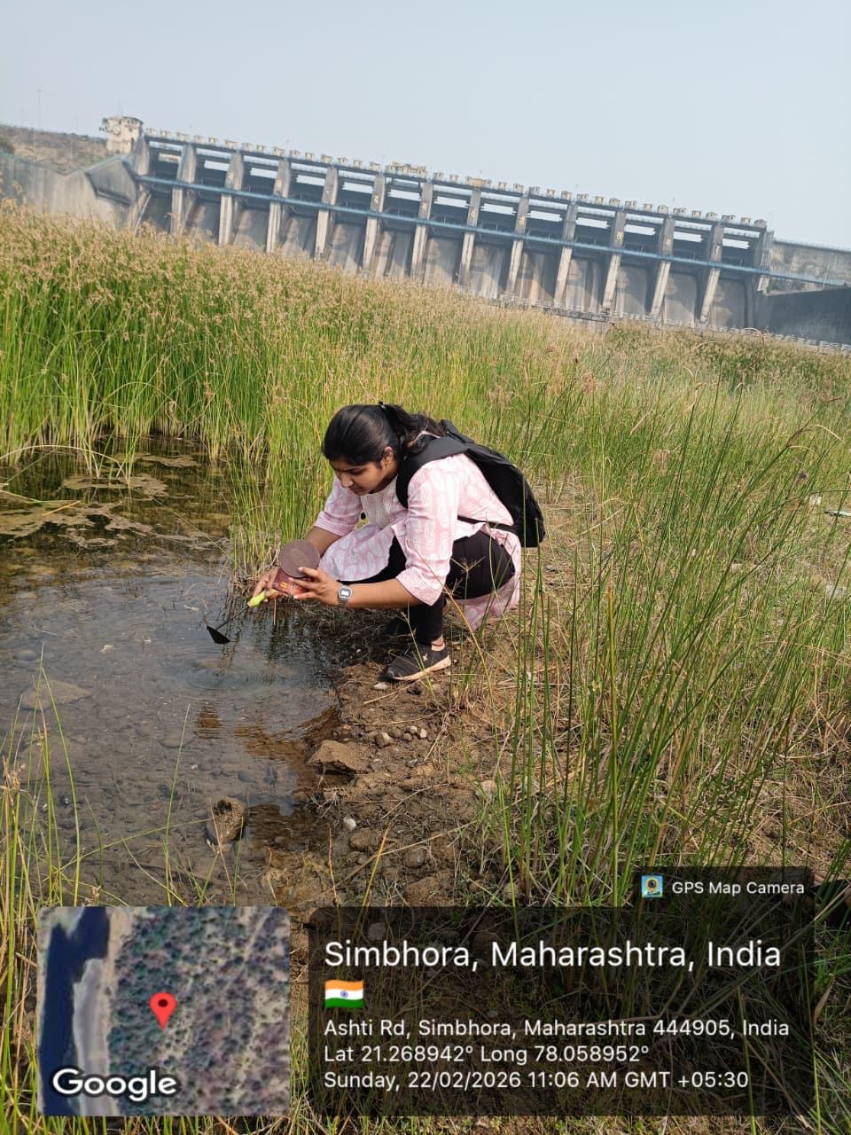 This photograph captures the active sampling process near the massive Upper Wardha Dam in Simbhora.